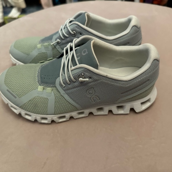 On Cloud 5 - Picture 1 of 4